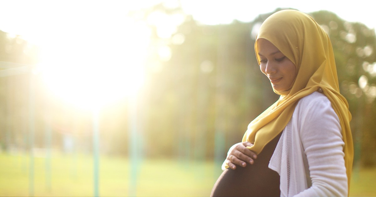 Schwangere Muslima im Park