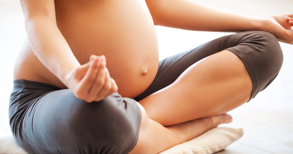 Schwangere Frau beim Yoga