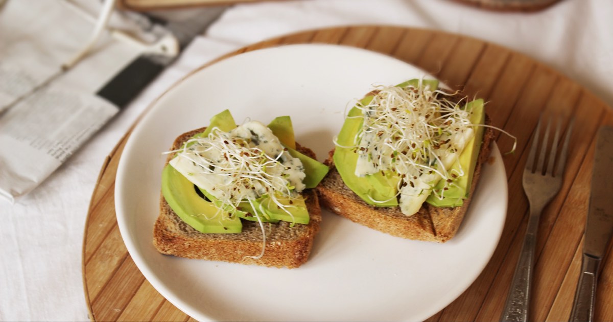 Avocado Toast auf einem Teller