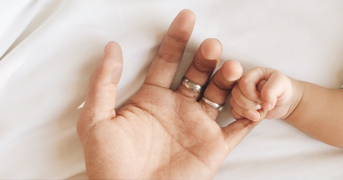 Mutter hält Hand von Baby
