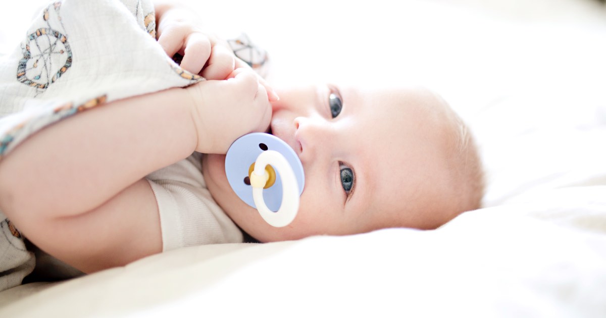 Kleines Baby mit Schnuller