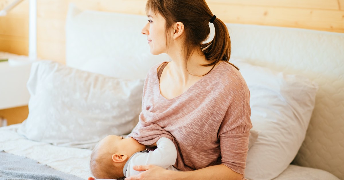 Junge Mutter stillt ihr Baby im Krankenhaus
